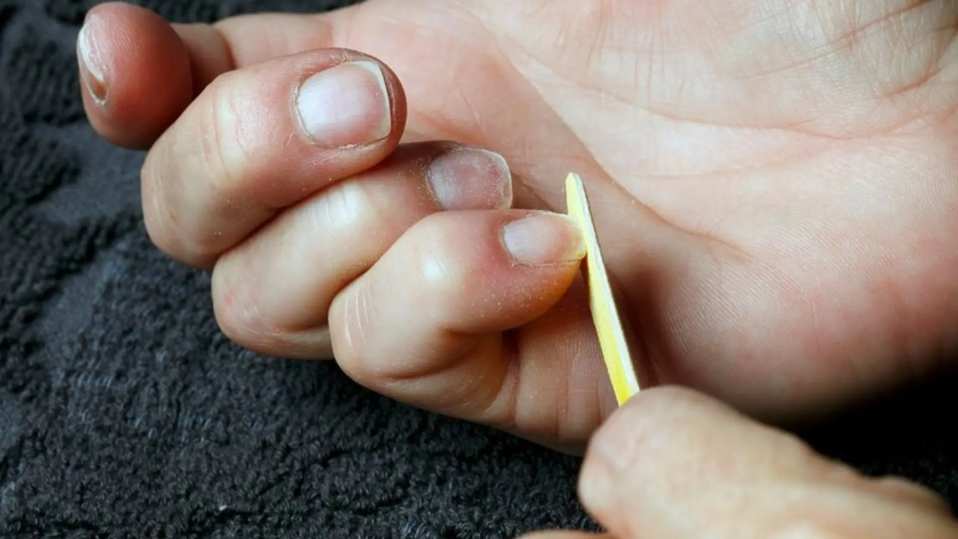 Clean Nails With Lemon