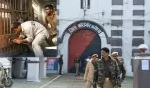 ayodhya-jail-superintendent-seven-suspended-after-escape