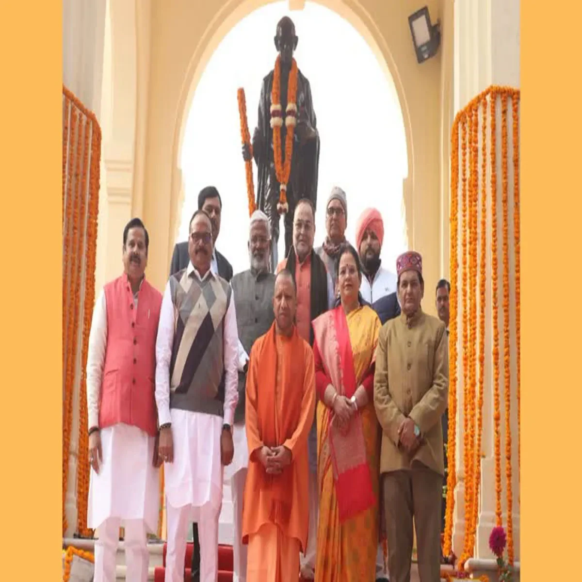 Mahatma Gandhi Death Anniversary: लखनऊ में सीएम योगी आदित्यनाथ ने राष्ट्रपिता महात्मा गांधी को दी श्रद्धांजलि, भजनों के जरिए किया याद