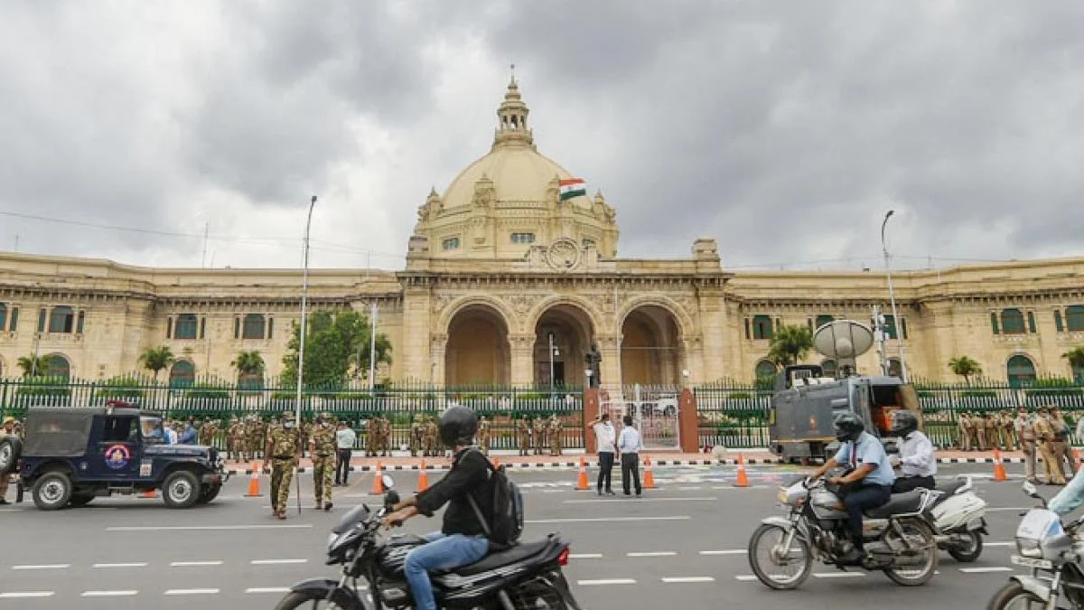 Lucknow Vidhan Bhavan: लखनऊ के विधानभवन के बाहर काकोरी की पीड़ित महिला ने किया आत्मदाह का प्रयास