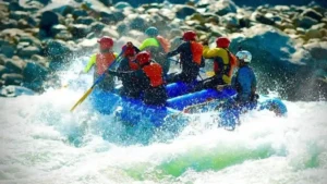 Shivpuri Rishikesh: ऋषिकेश की उफनती लहरों के बीच राफ्टिंग गाइड ने कुछ यूं दिखाई बहादुरी