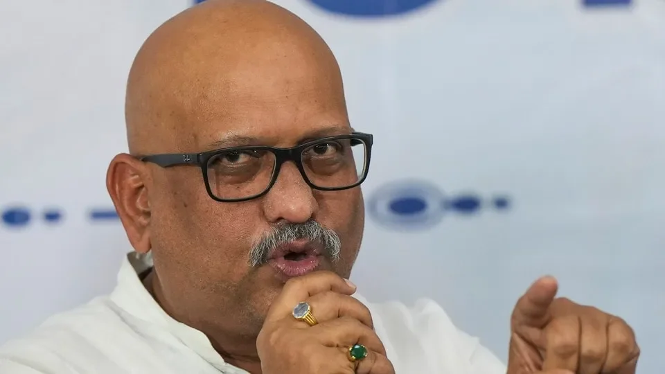 Politics - – - अजय - राय - ने - केजीएमयू - मजार - पर