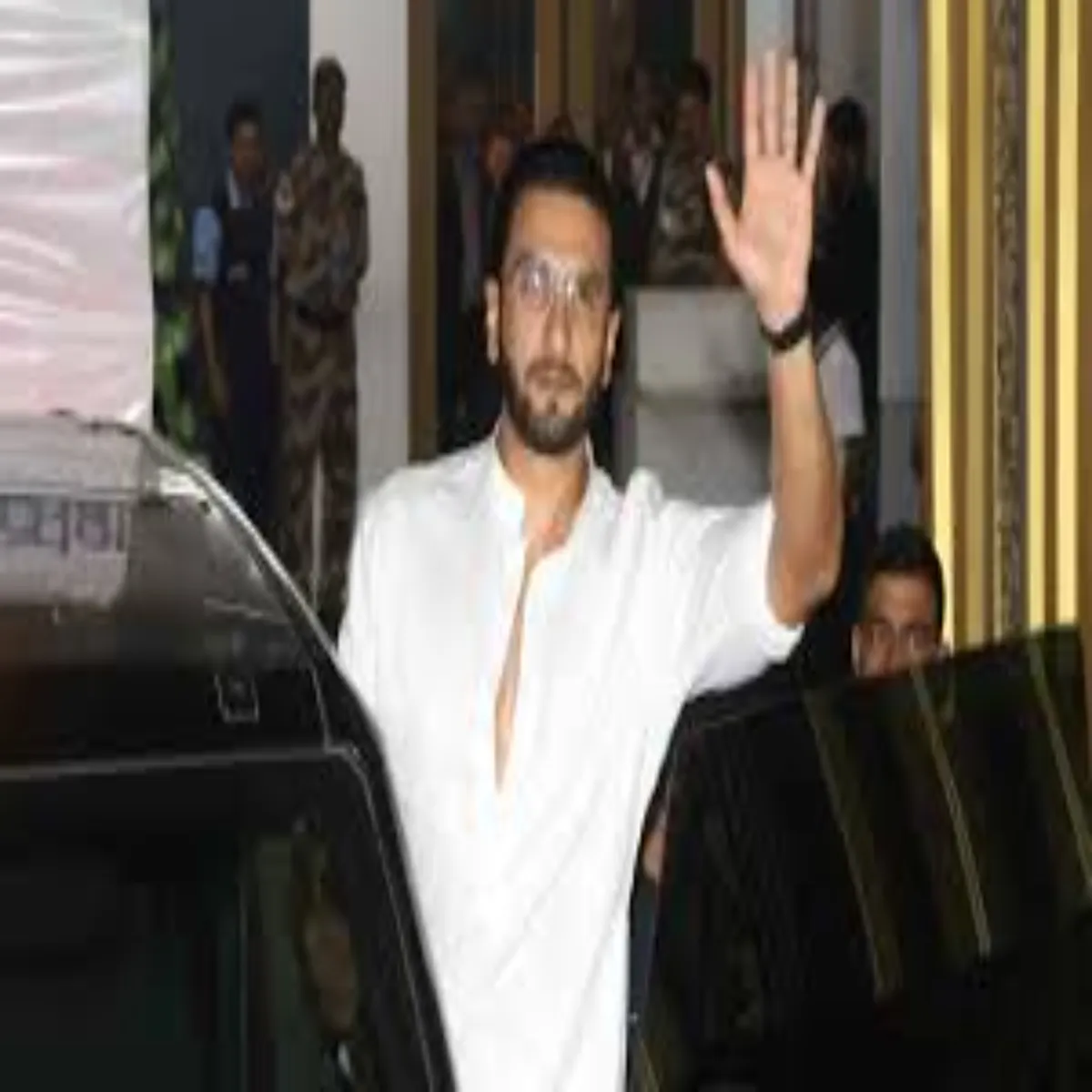 Ranveersingh Ranveersingh Vivad Bich Eyrport Ranveersingh