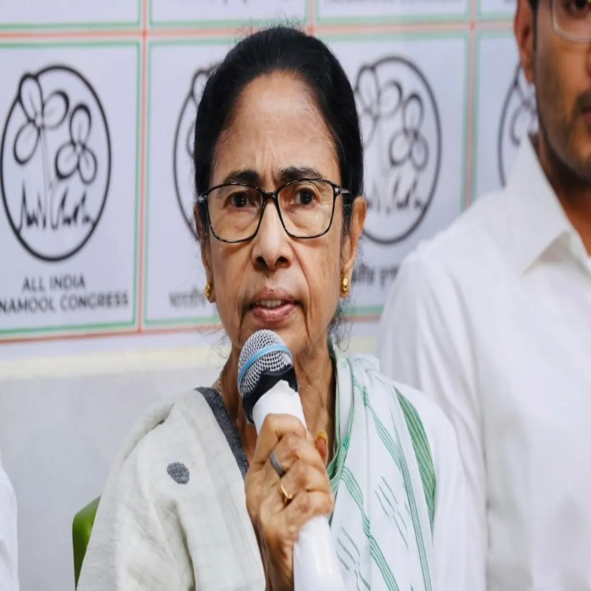 Westbengalpolitics Westbengalpolitics Vidhansbha Men Rajypal Ginaeen