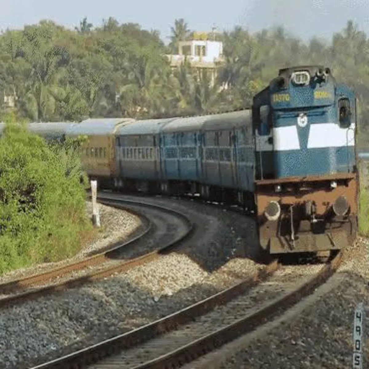 Railways Railways Bhari Barish Kee Trenon