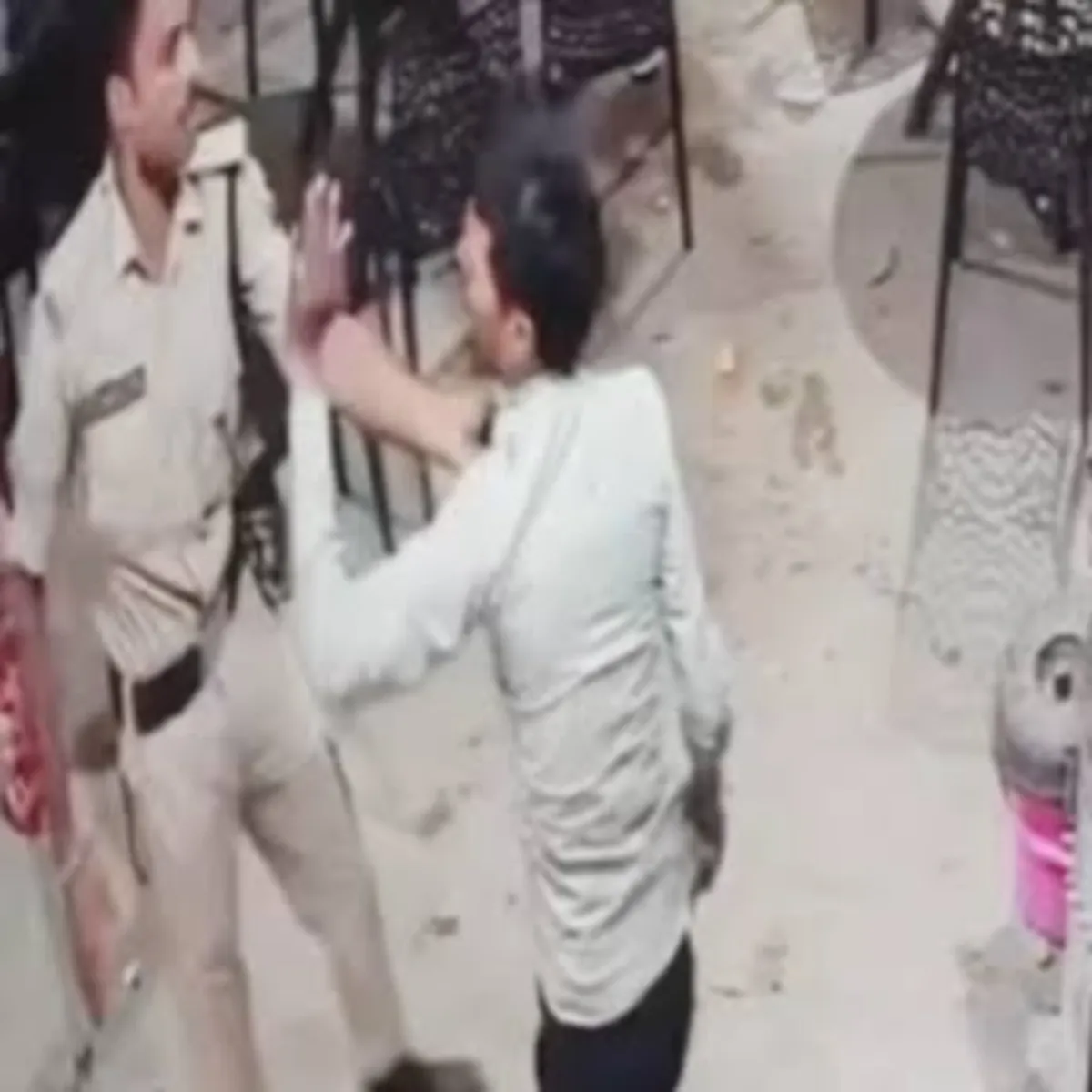 Policemisconduct Policemisconduct Chay Paise Mangne Dukandar